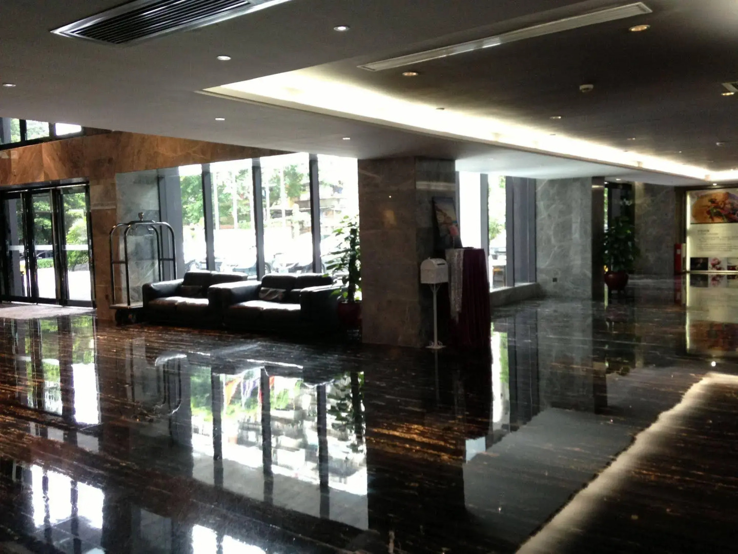 La Perle International Hotel - Free shuttle between hotel and Exhibition Center during Canton Fair & Exhibitor registration Counter