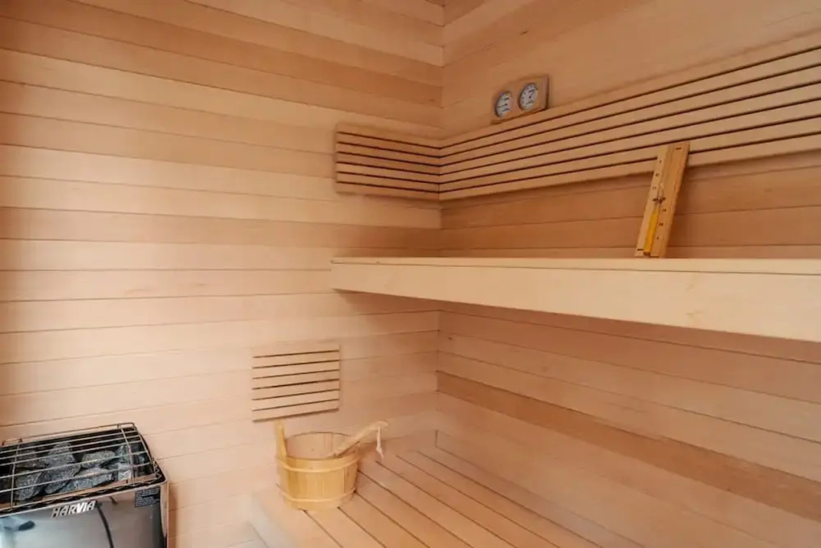 Bright Chalet With hot tub and Indoor Sauna