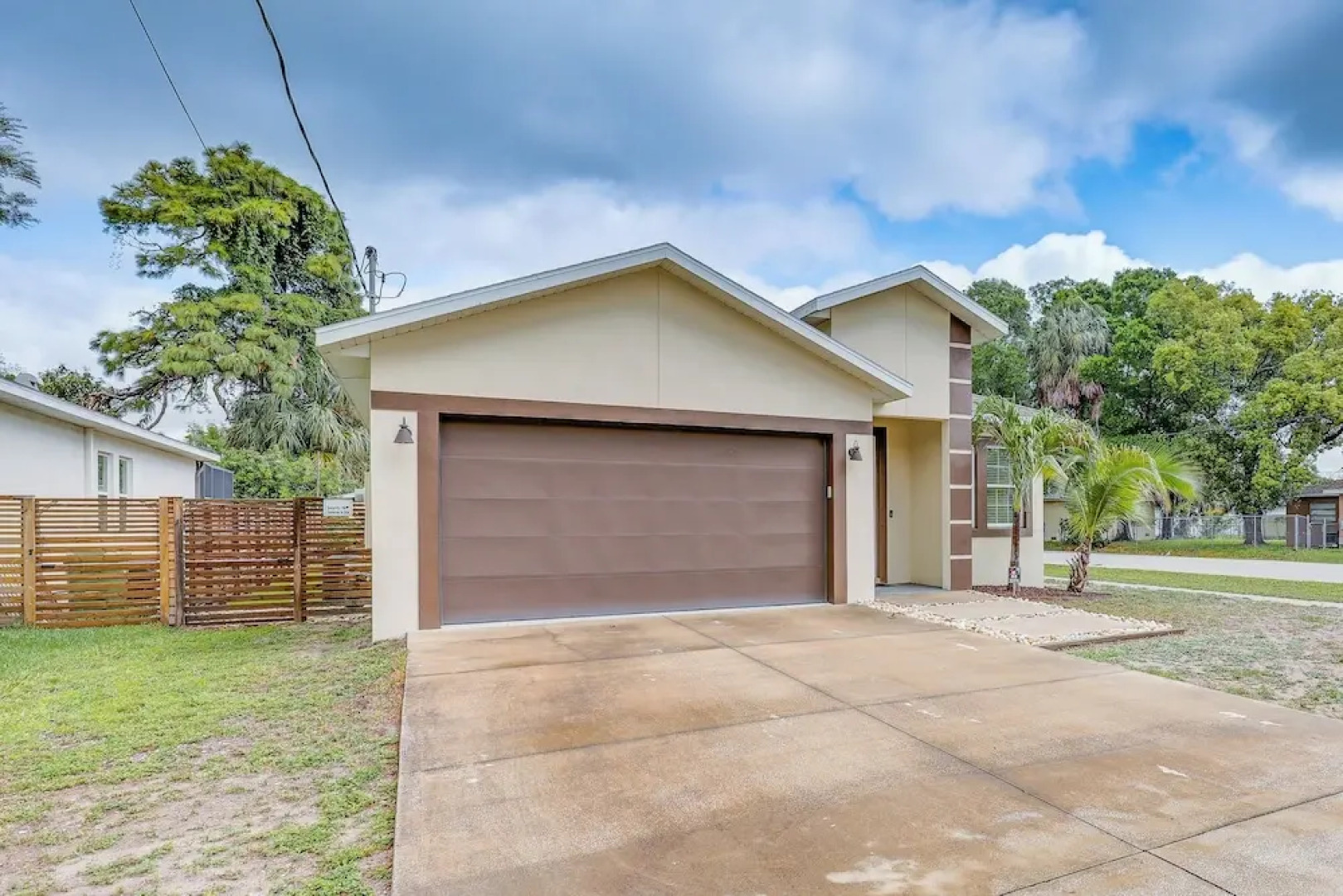 Tampa Home w/ Fire Pit, Yard, Cornhole + More!