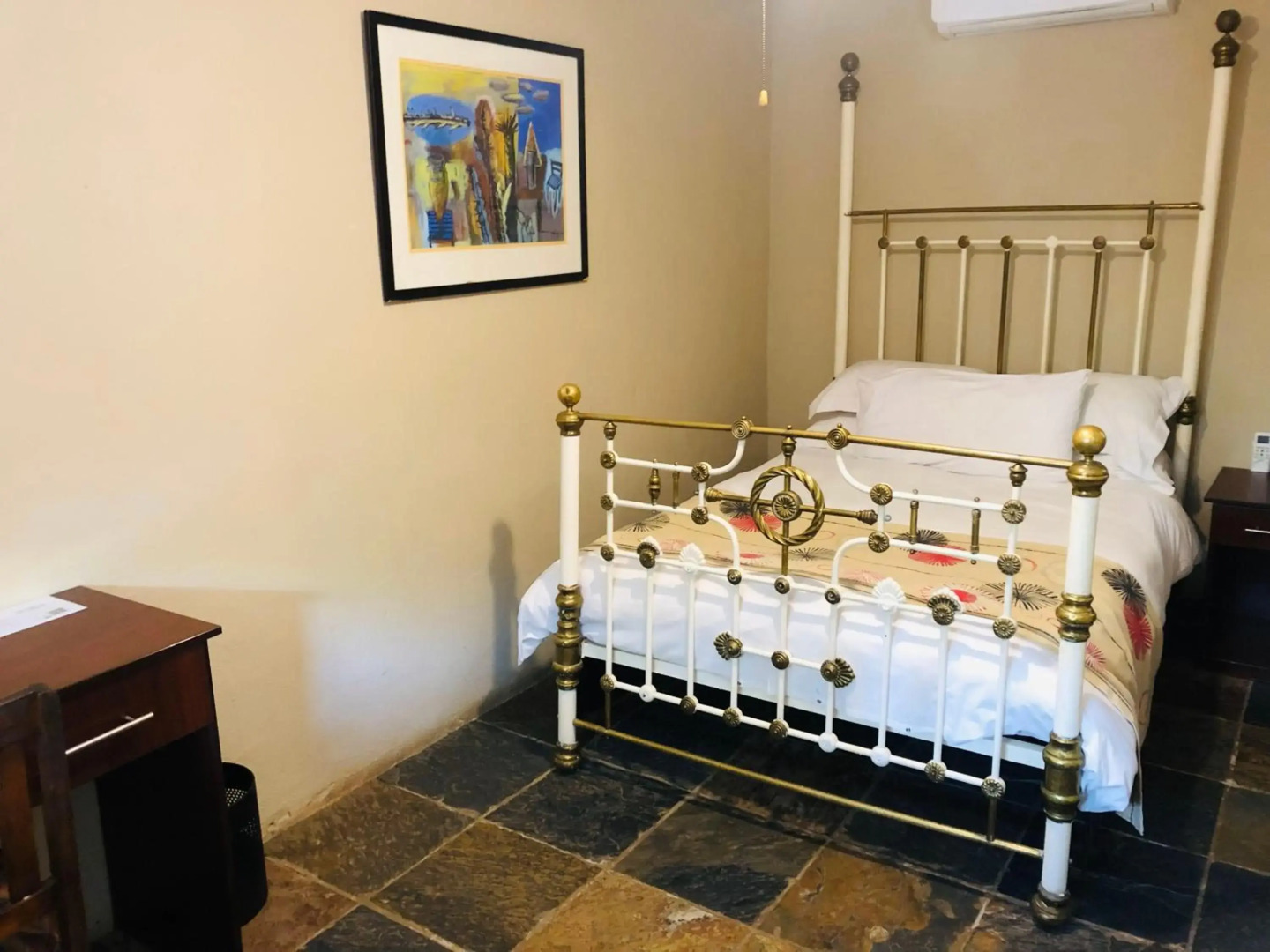 Shangri-La Country Hotel