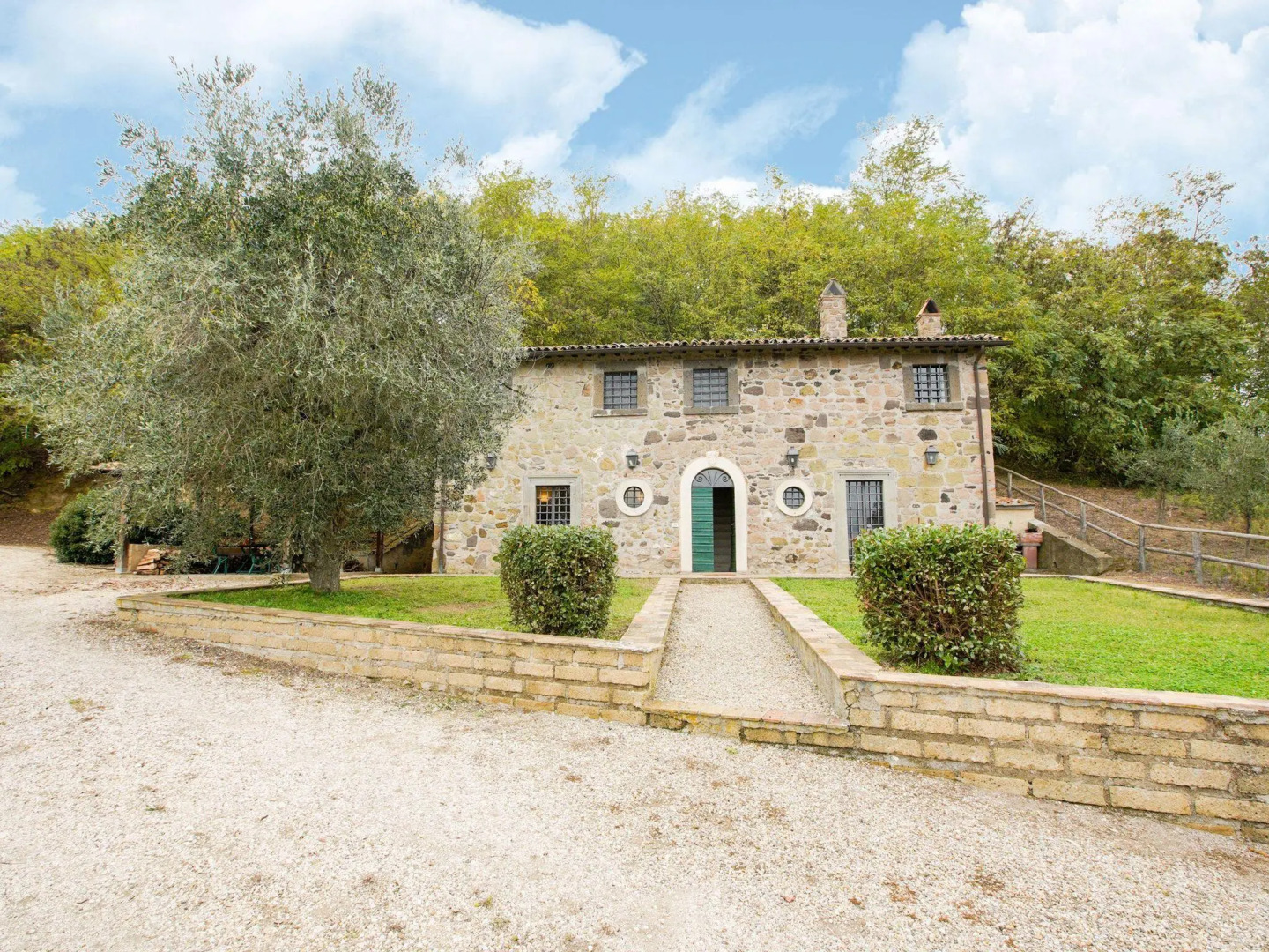 Rustic house with private garden and shared swimming pool, a splendid setting