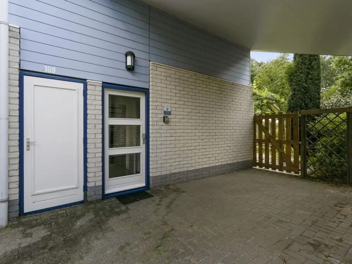 Pleasant Holiday Home in Ouddorp With Garden