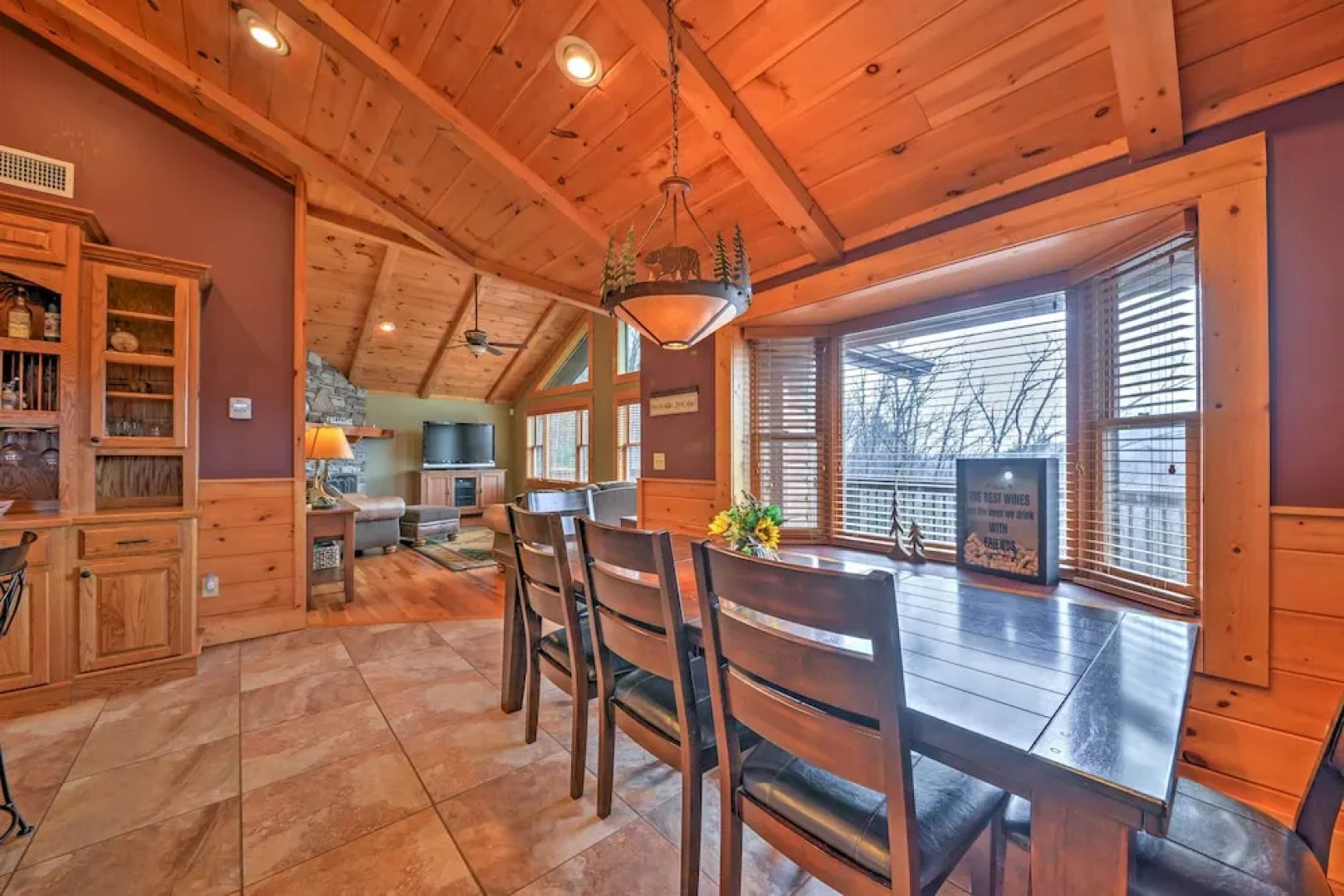 'the Cozy Bear Cabin: Upscale Deck & Mtn Views!