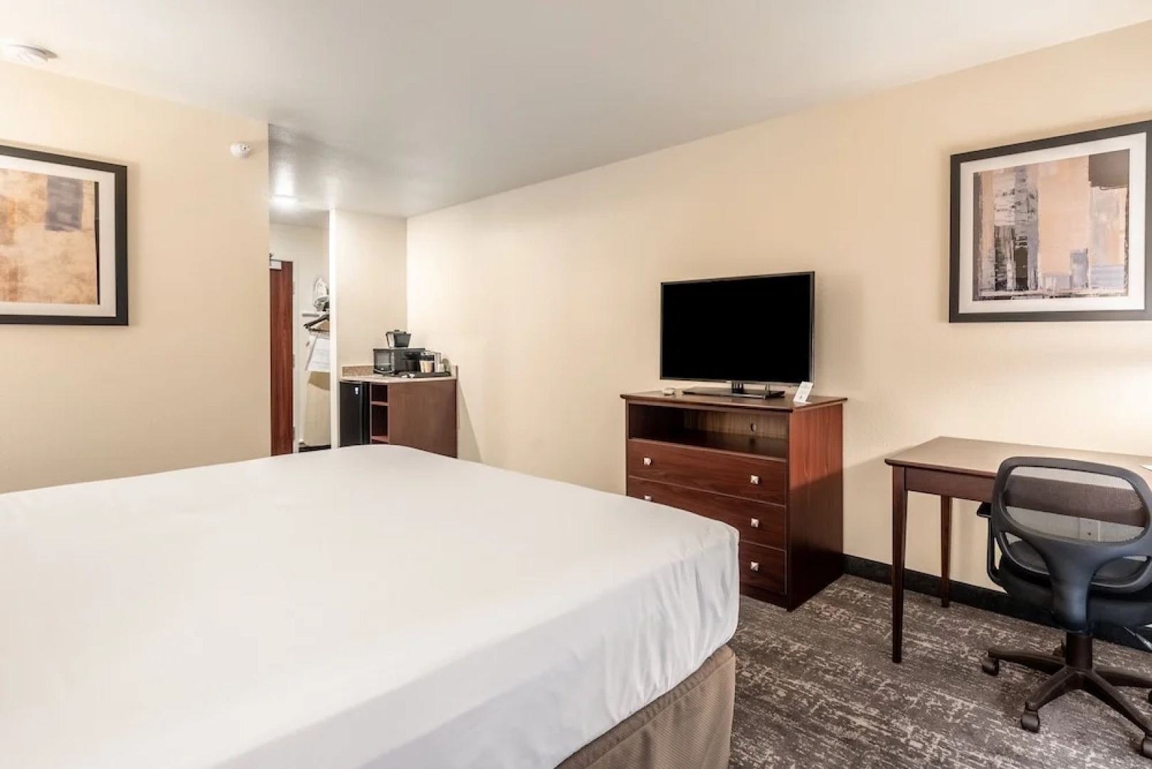 Cobblestone Hotel & Suites - Newport