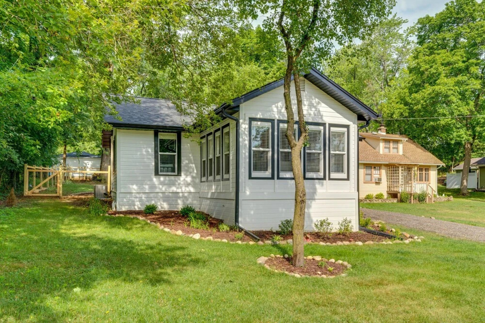 Welcoming Williams Bay Cottage w/ Deck & Fire Pit!