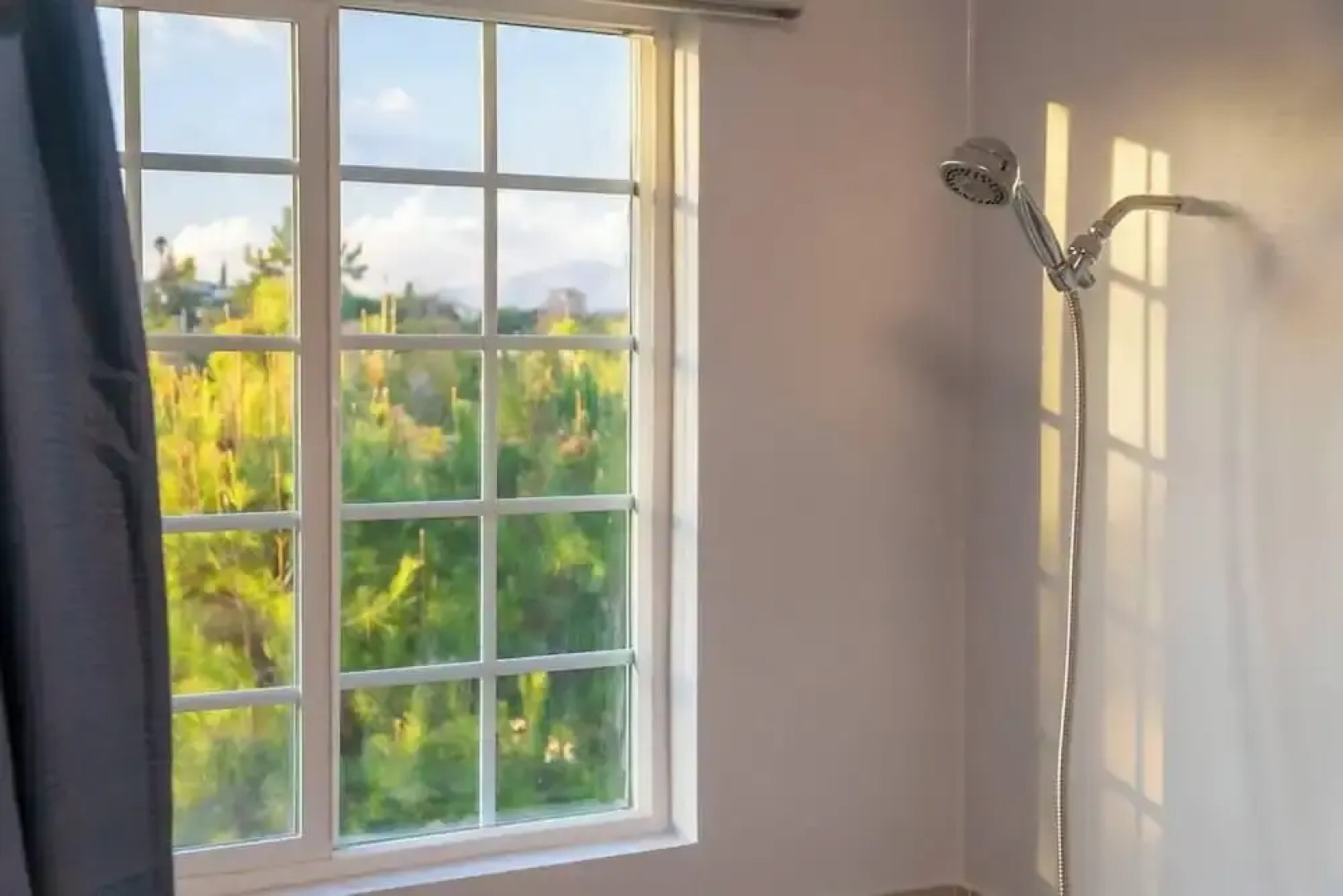 Stunning LA Luxury Retreat: Ideal for Work or Play