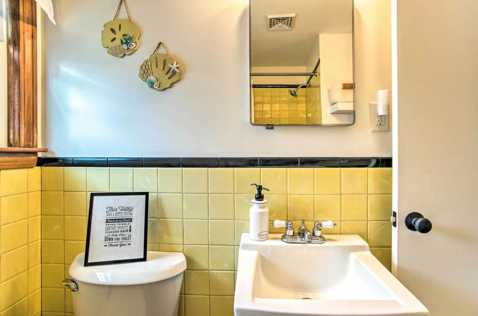 Traditional Cape Cod Cottage: Walk to Beach!