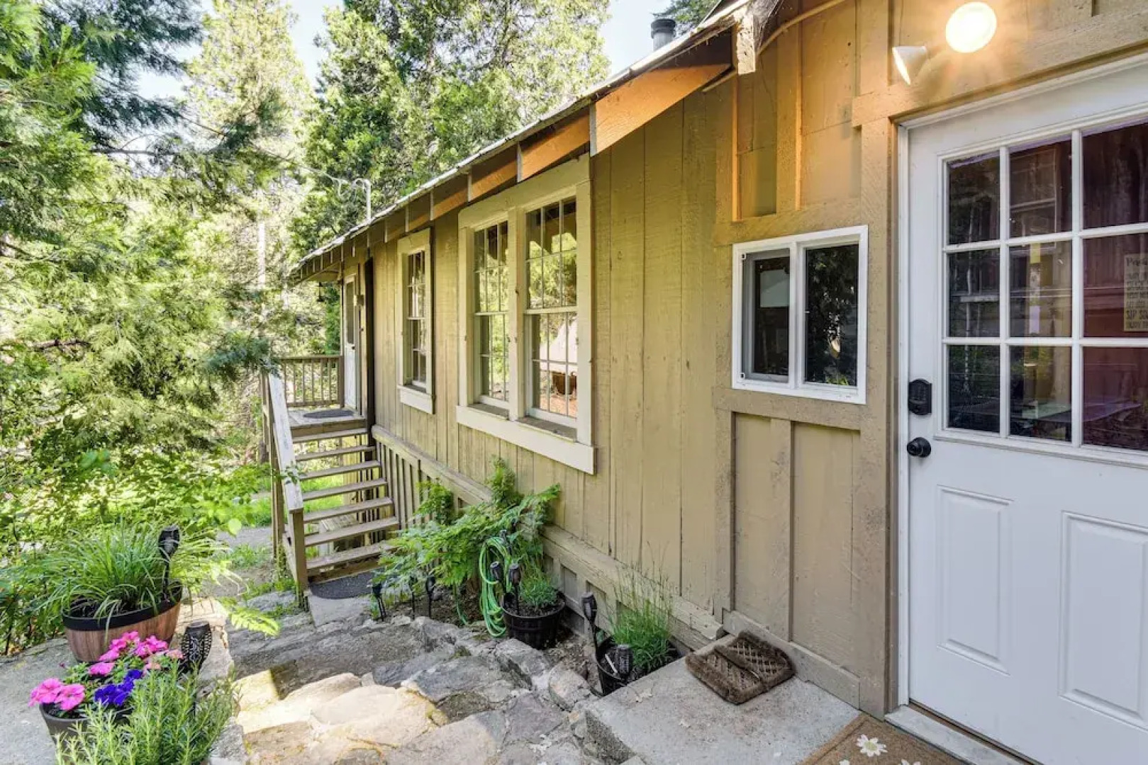 8 Mi to Yosemite National Park: Cabin w/ Fire Pit