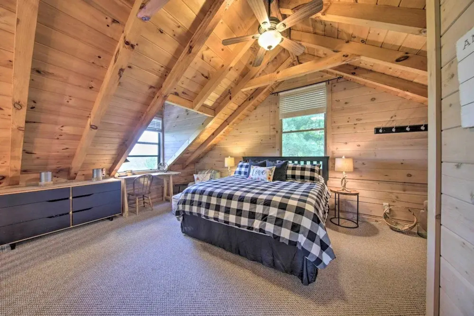 Treetop Hideout w/ Long-range Mountain Views!
