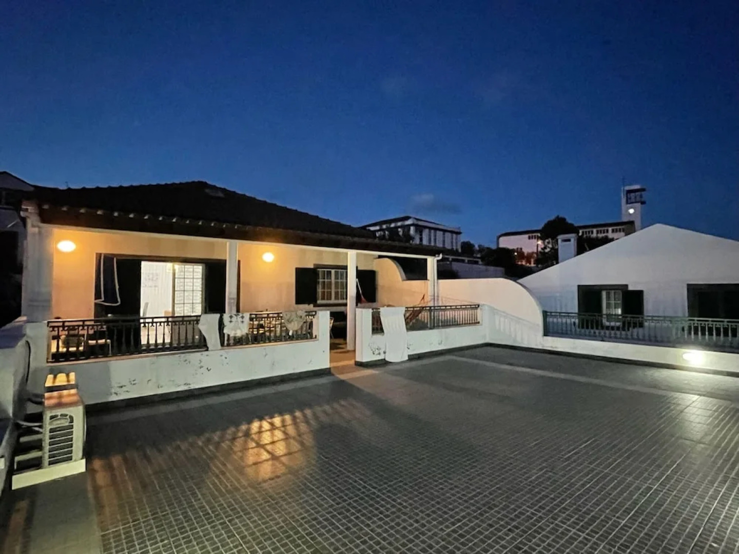 Holiday Home 2 Minutes From the Beach and Close to Major Tourist Attractions!