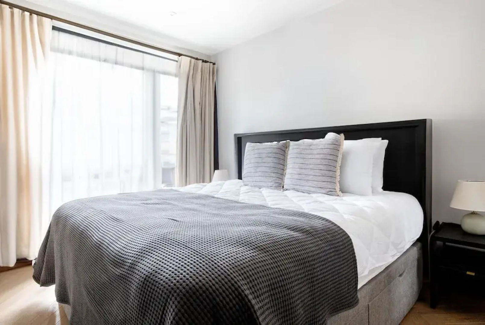Sophisticated 2 Bedrooms by Spitafields