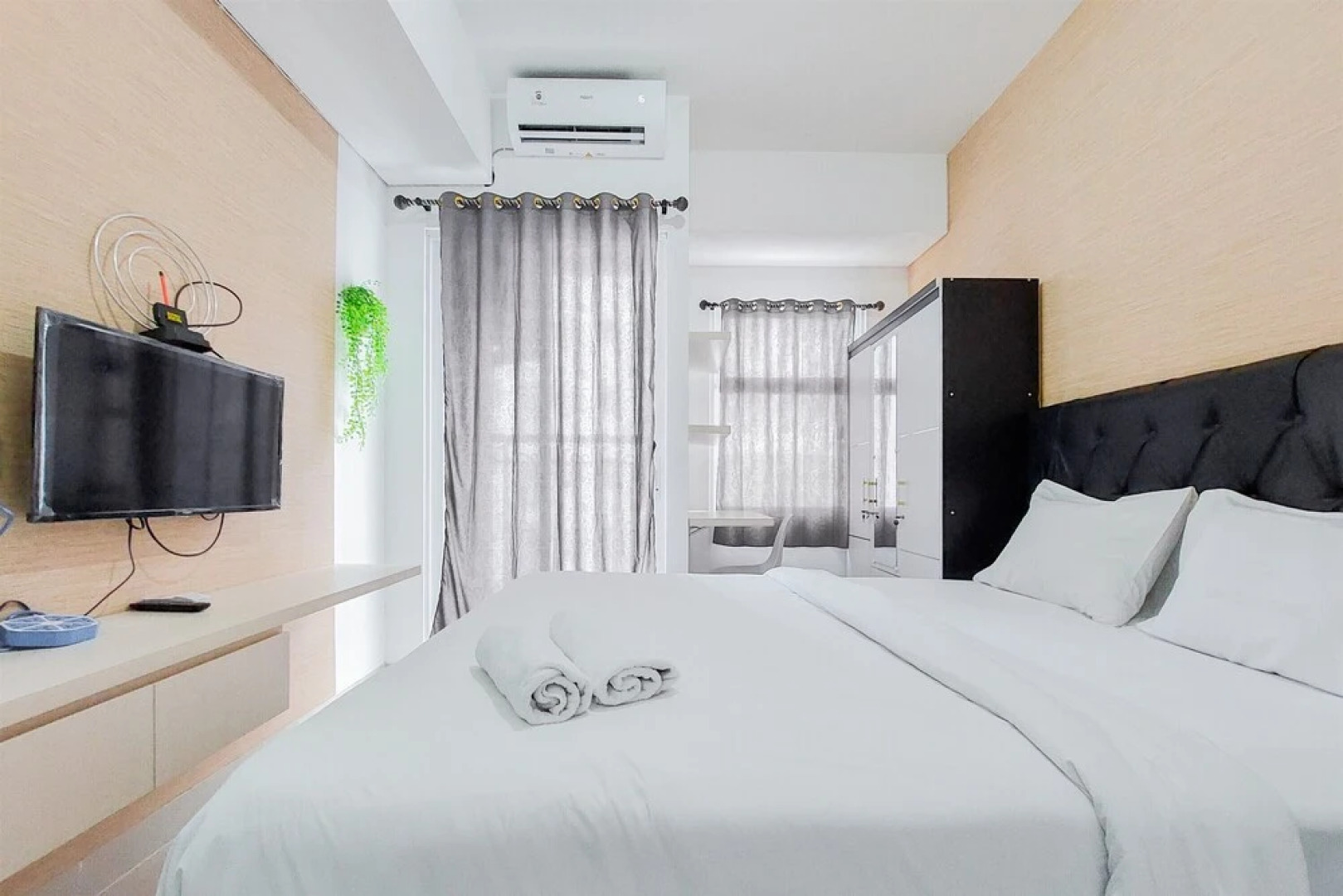 Minimalist And Homey Studio Serpong Garden Apartment