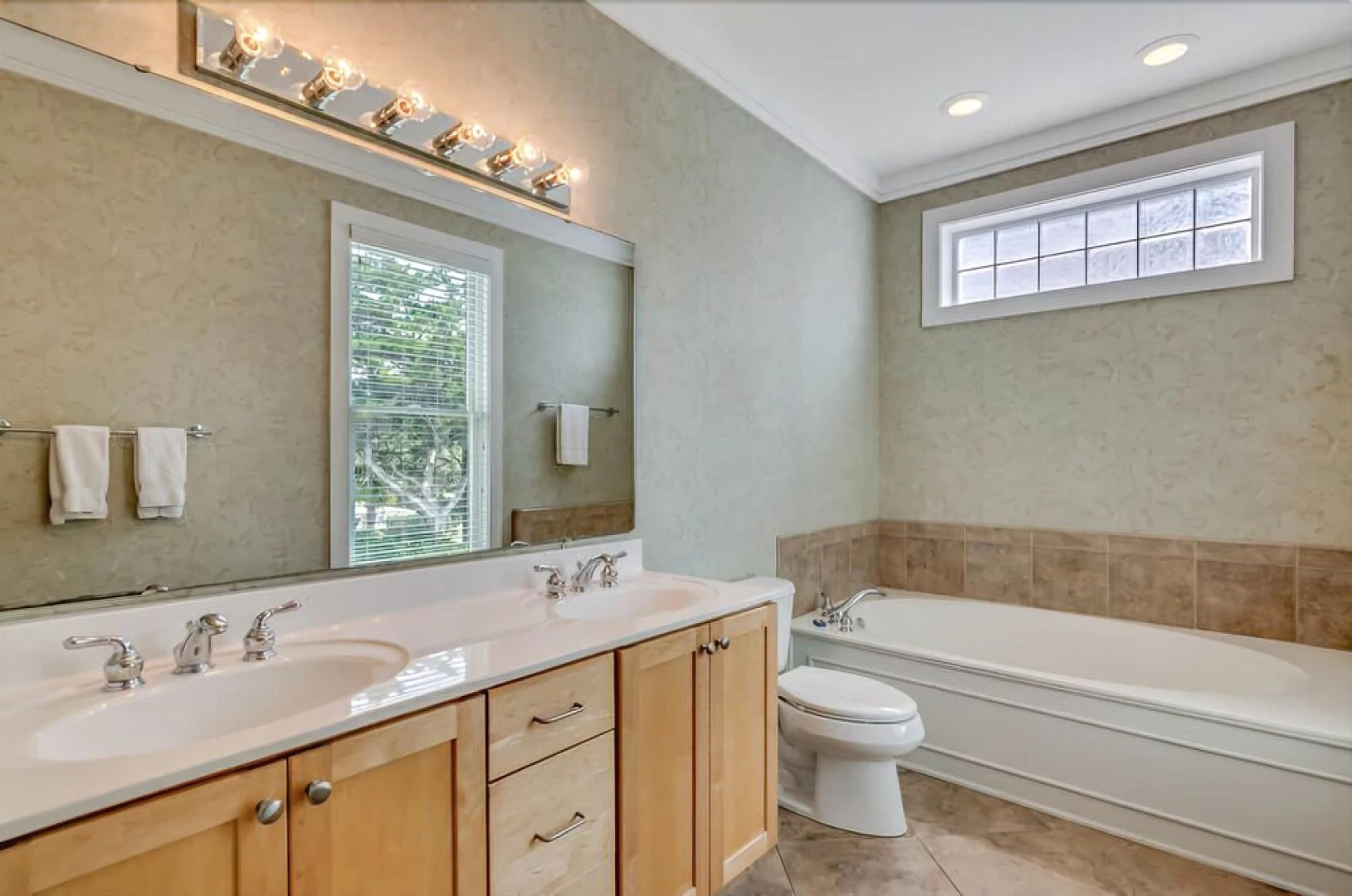 1001 Mr Bug s Summer 6 Br home by RedAwning