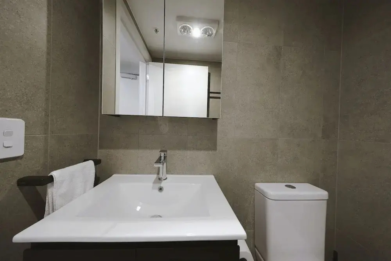 Modern apt in heart of the city