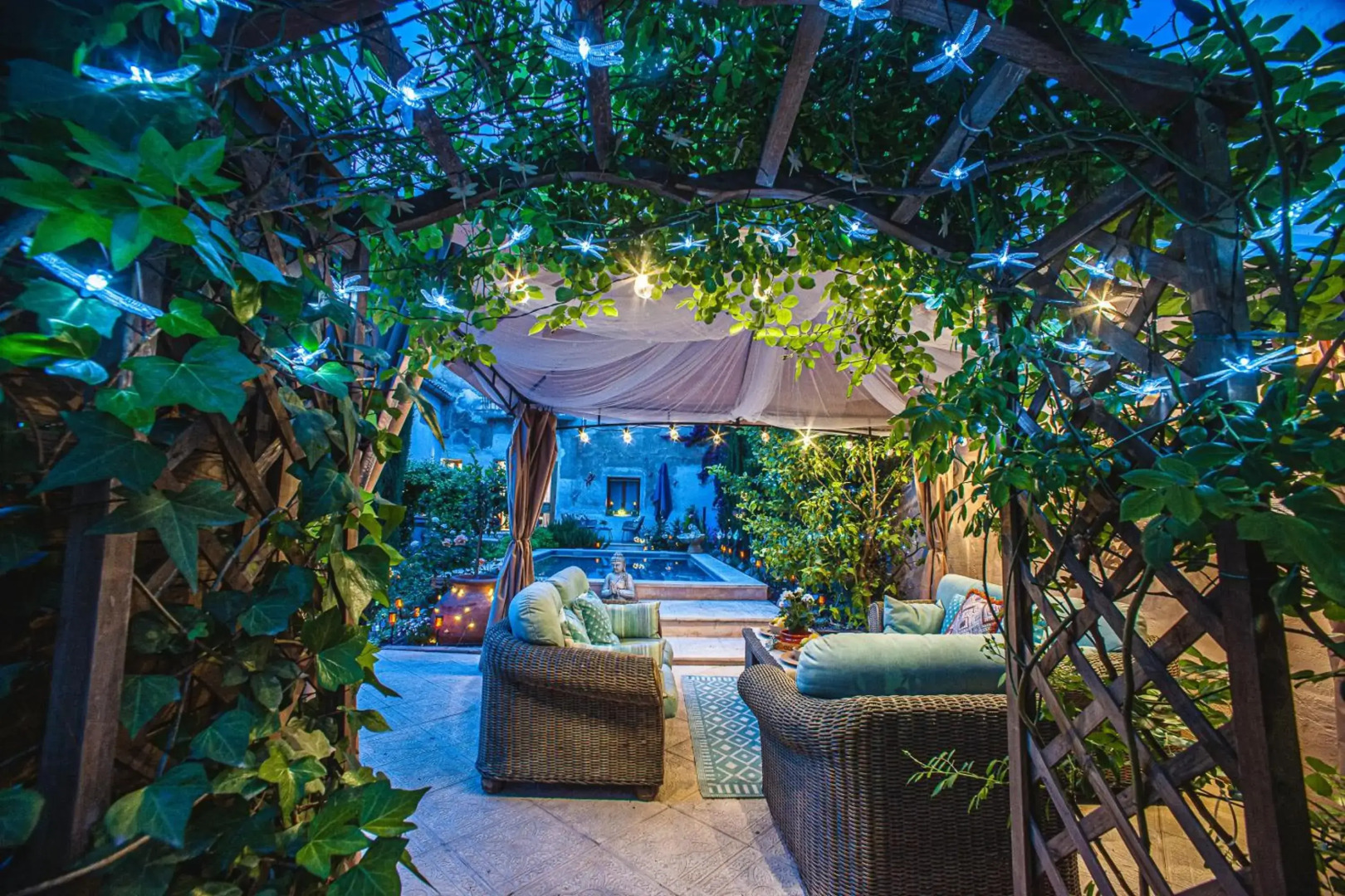 Self Catering Garden Apartment with a Private Garden and Shared Pool