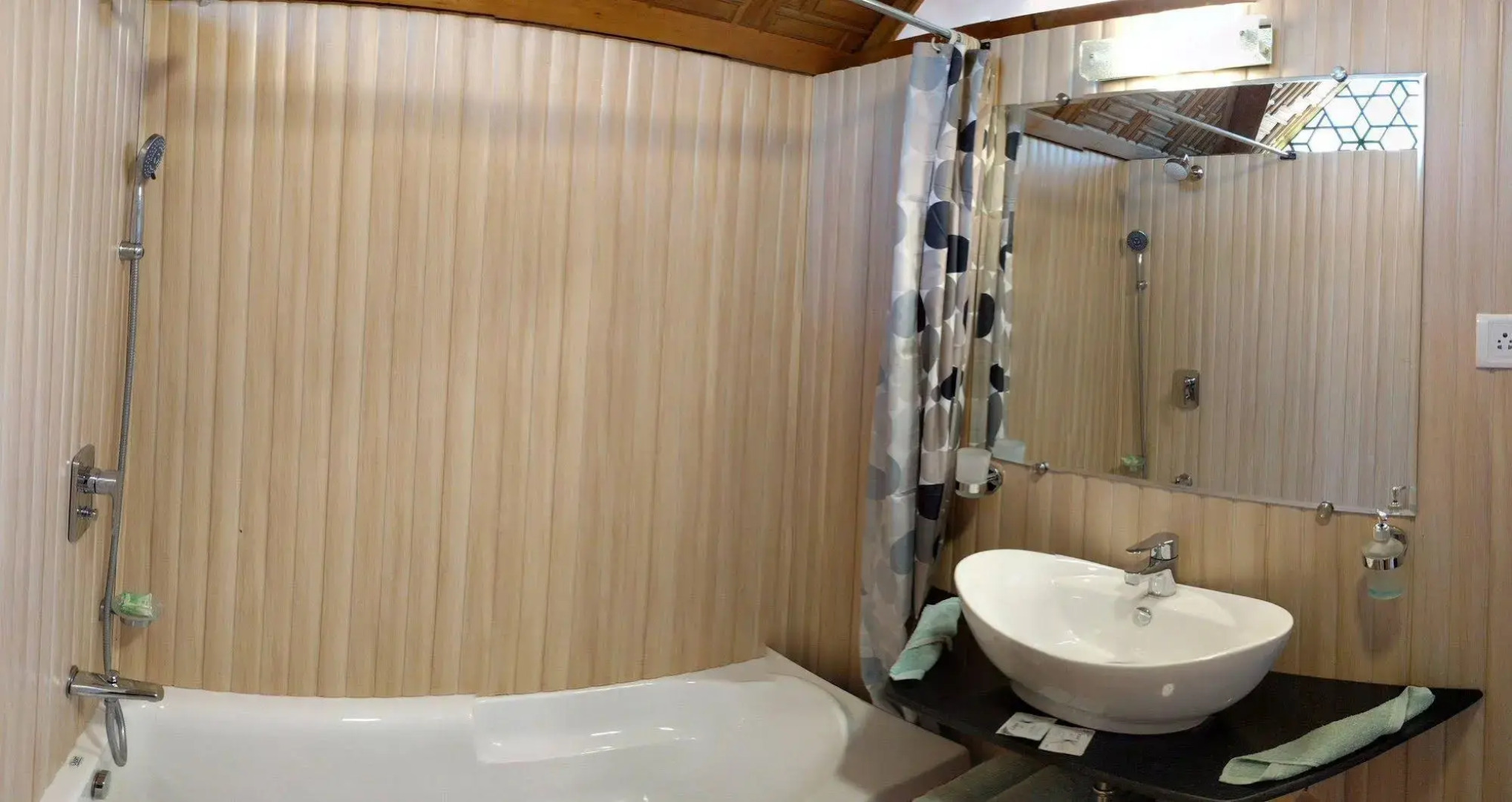 New Jacquline Heritage Houseboats Nigeen Lake