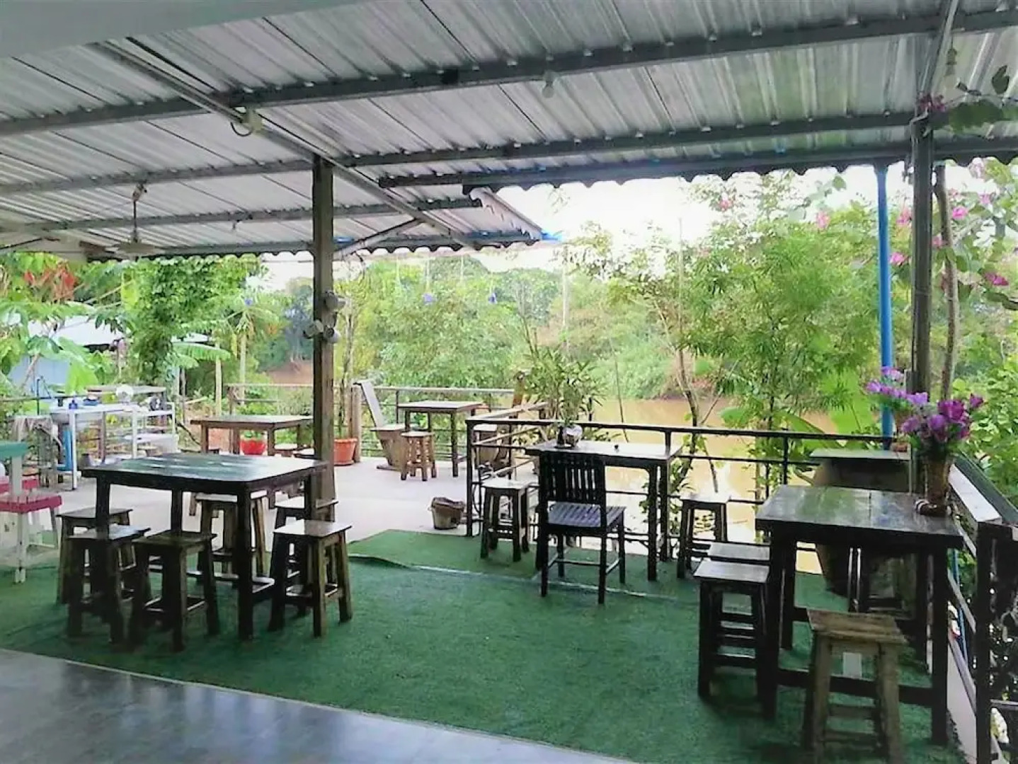 Ausgust Riverside Resort