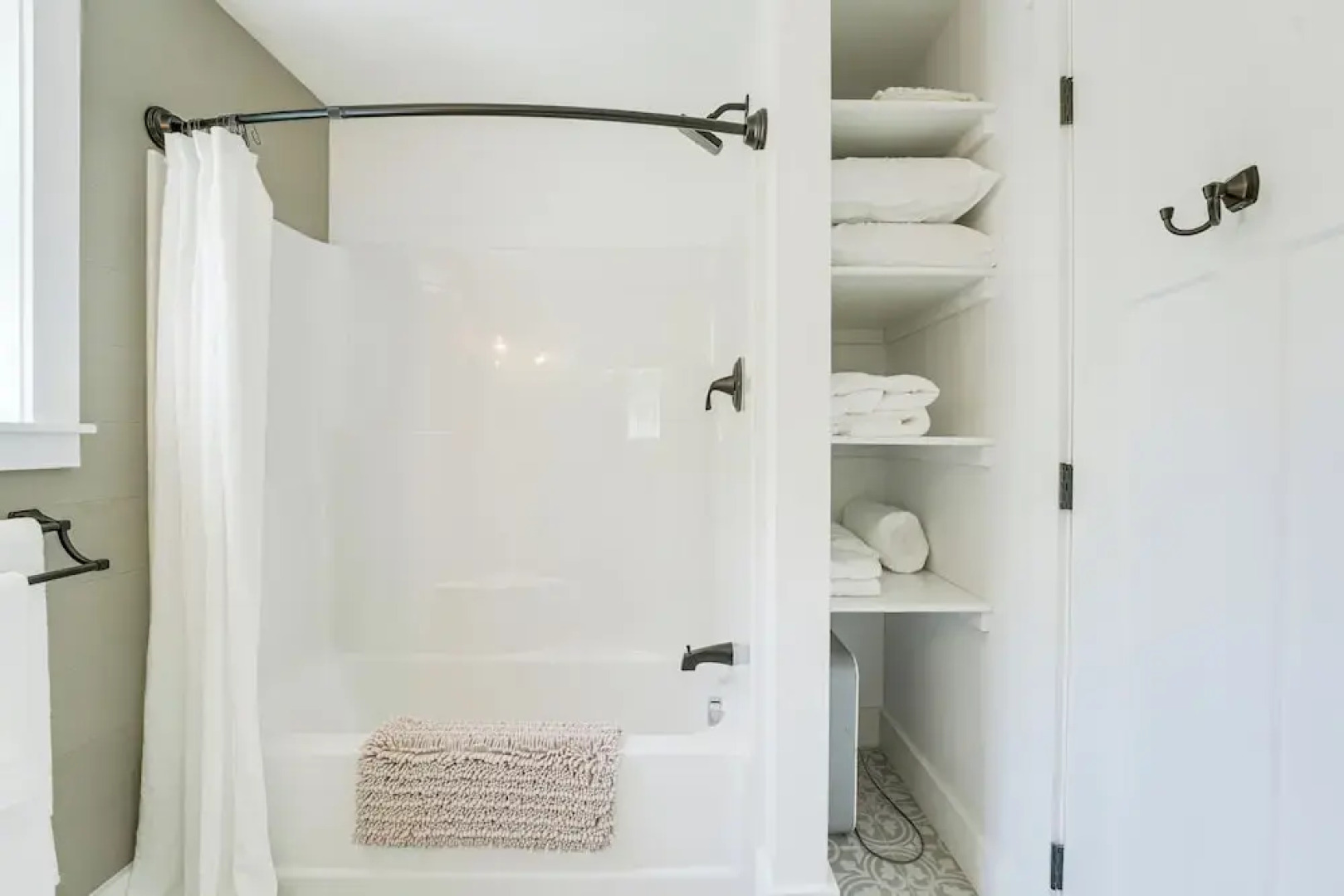 Oceanfront Studio w/ Private Dock in Harpswell!