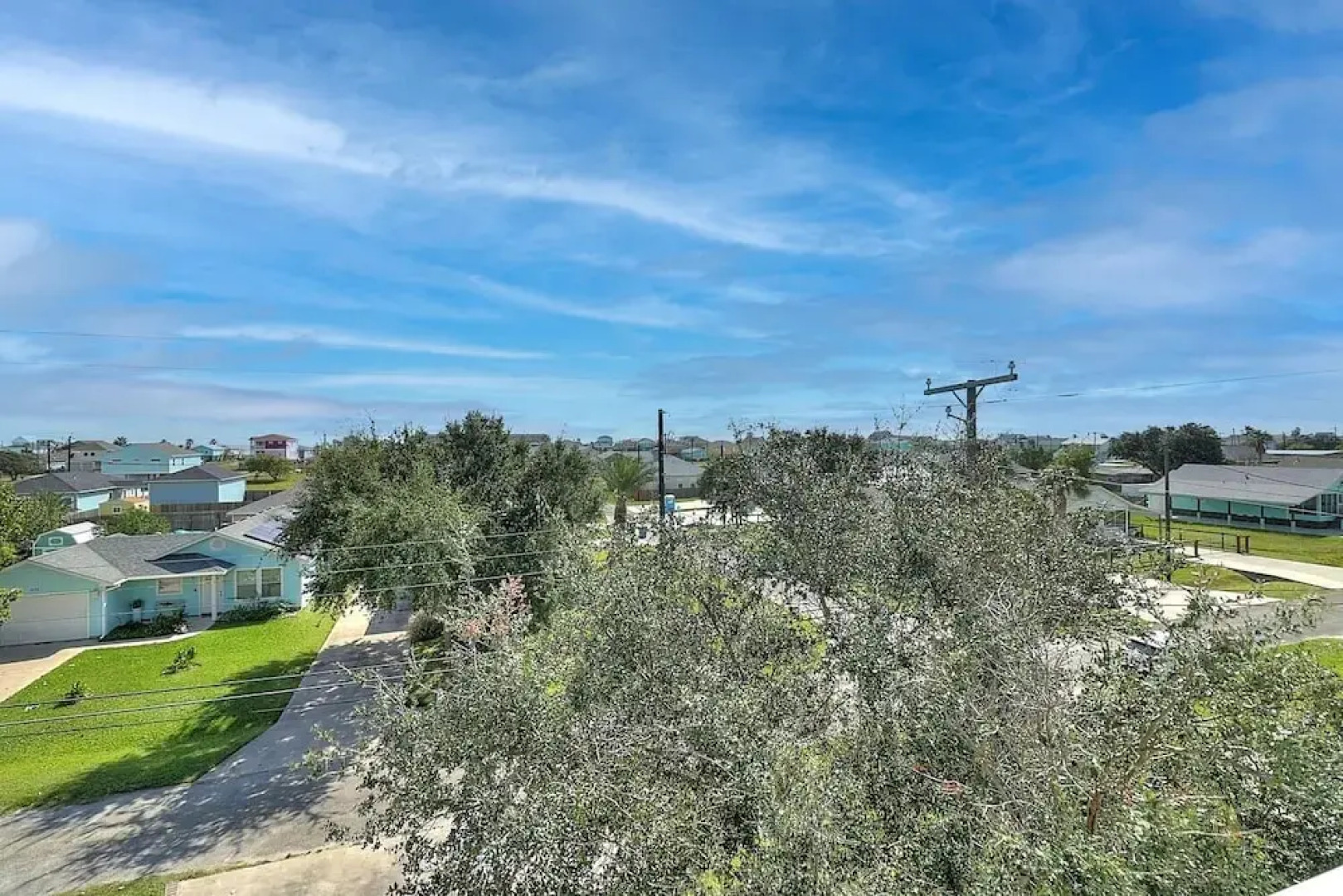 The James Pearl 4 Bedroom Home by RedAwning