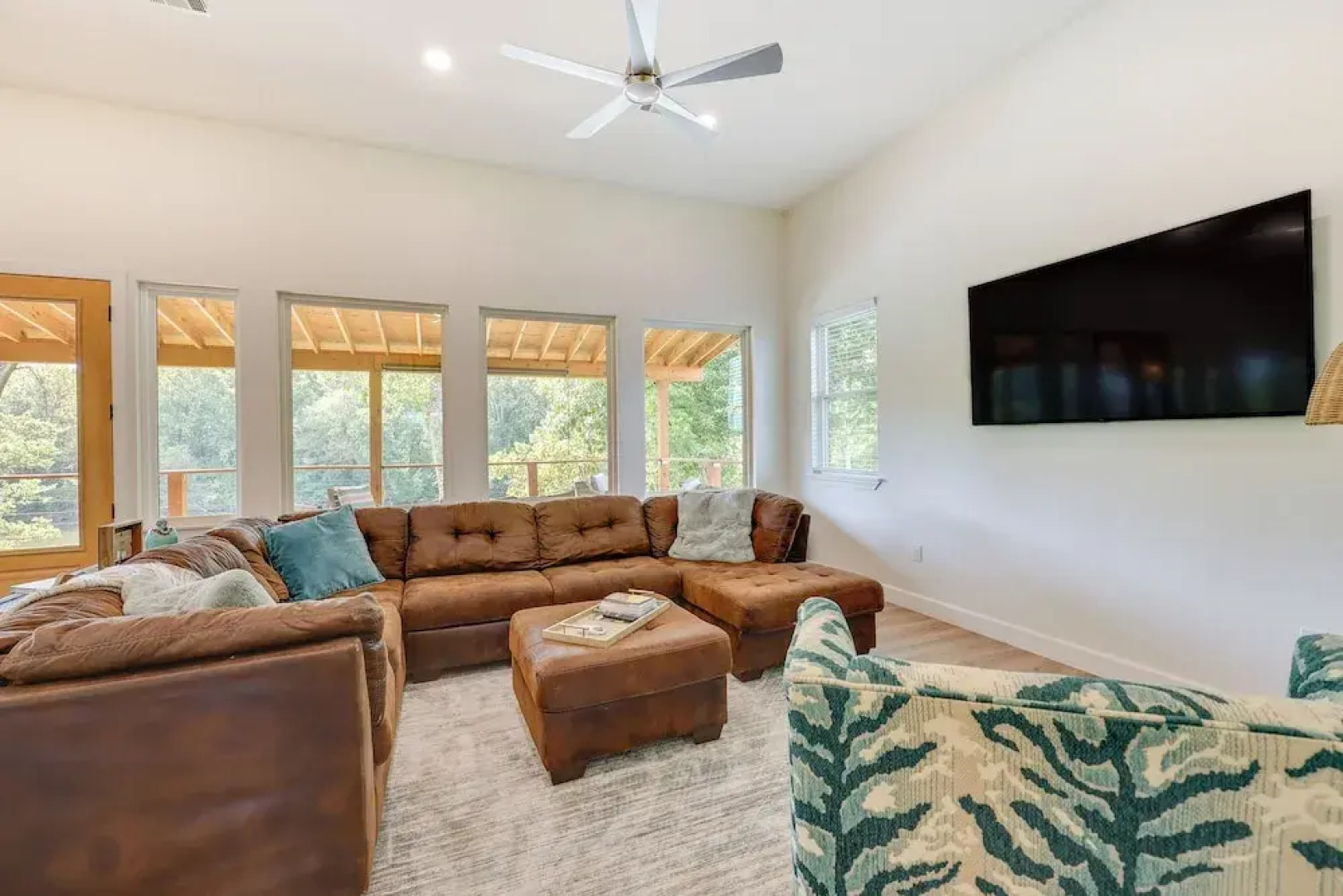 Modern, Riverfront Family House w/ Balcony & Grill