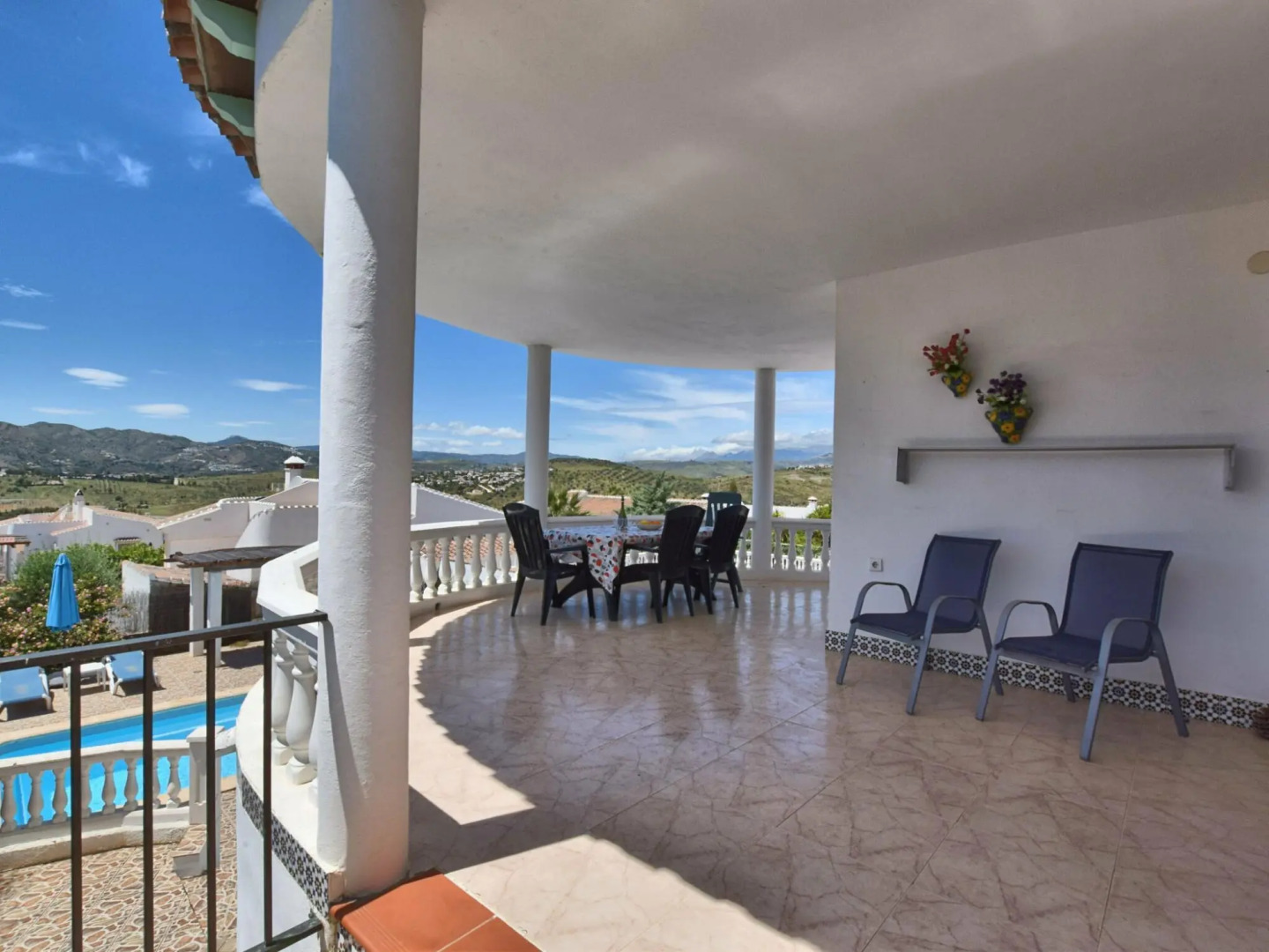 Inviting holiday home in Puente de Salia with roofed terrace
