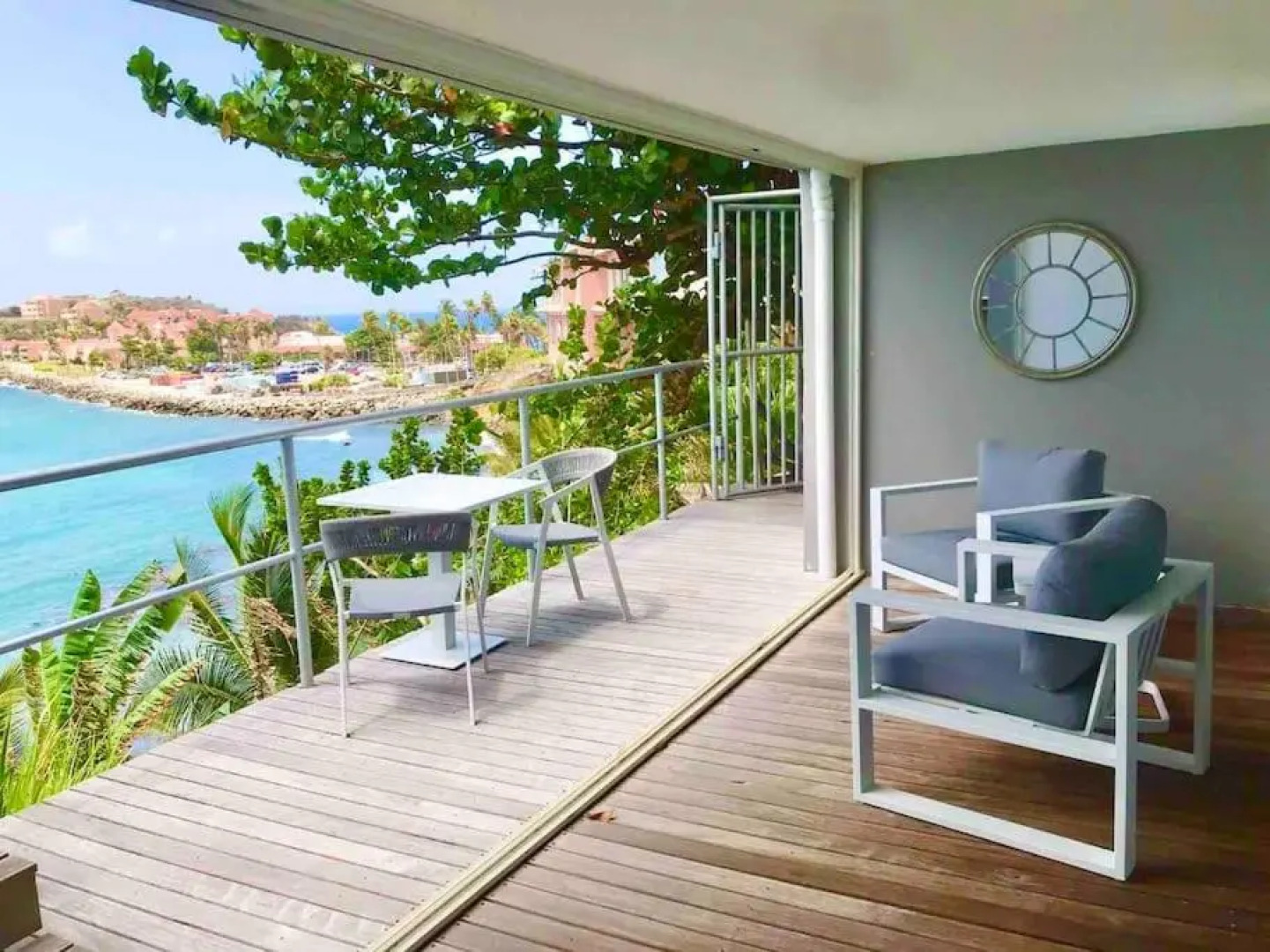 Blue grand view studio with infinity pool