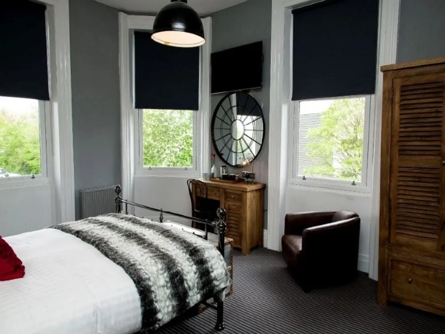 The Three Horse Shoes