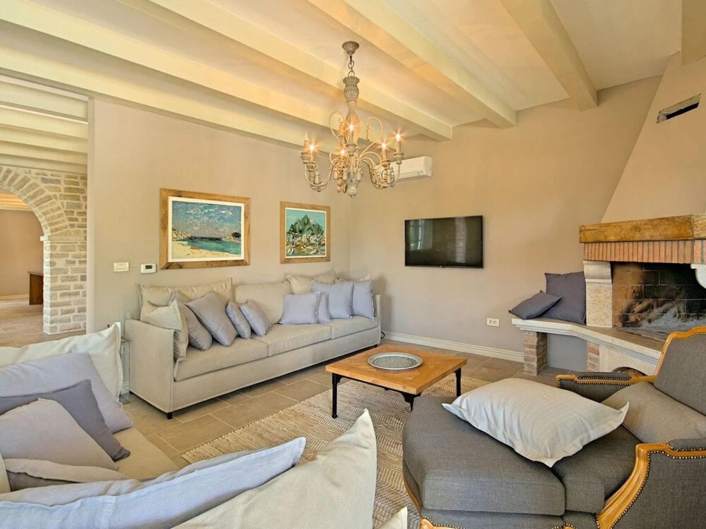 Plushy Villa in Ladici With Pool and Whirlpool