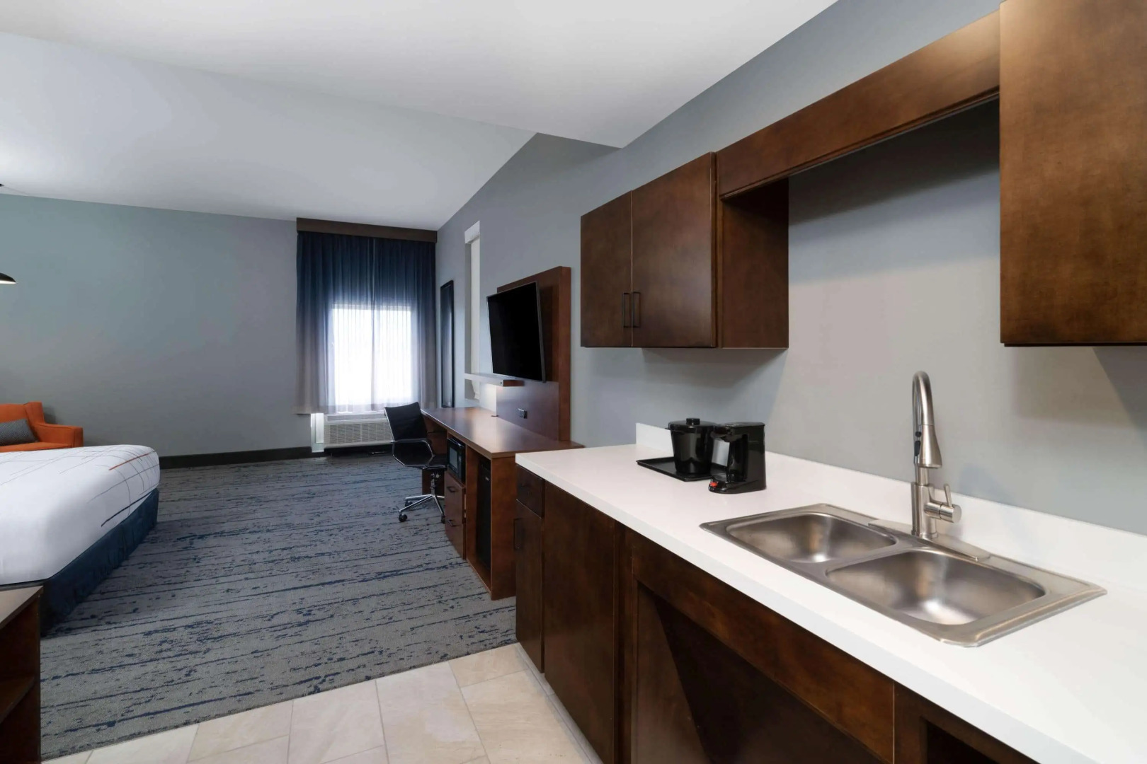 La Quinta Inn & Suites by Wyndham Louisville NE/Old Henry Rd