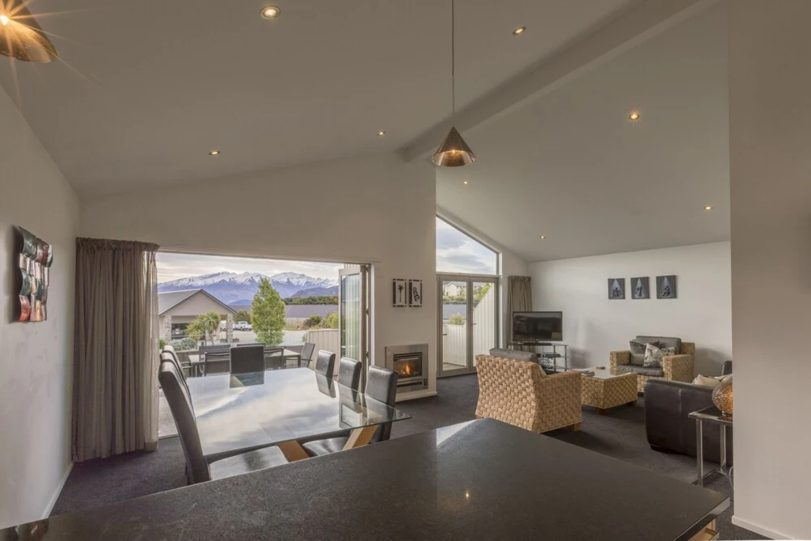 Toodle's Super Six in Wanaka w Mountain Views