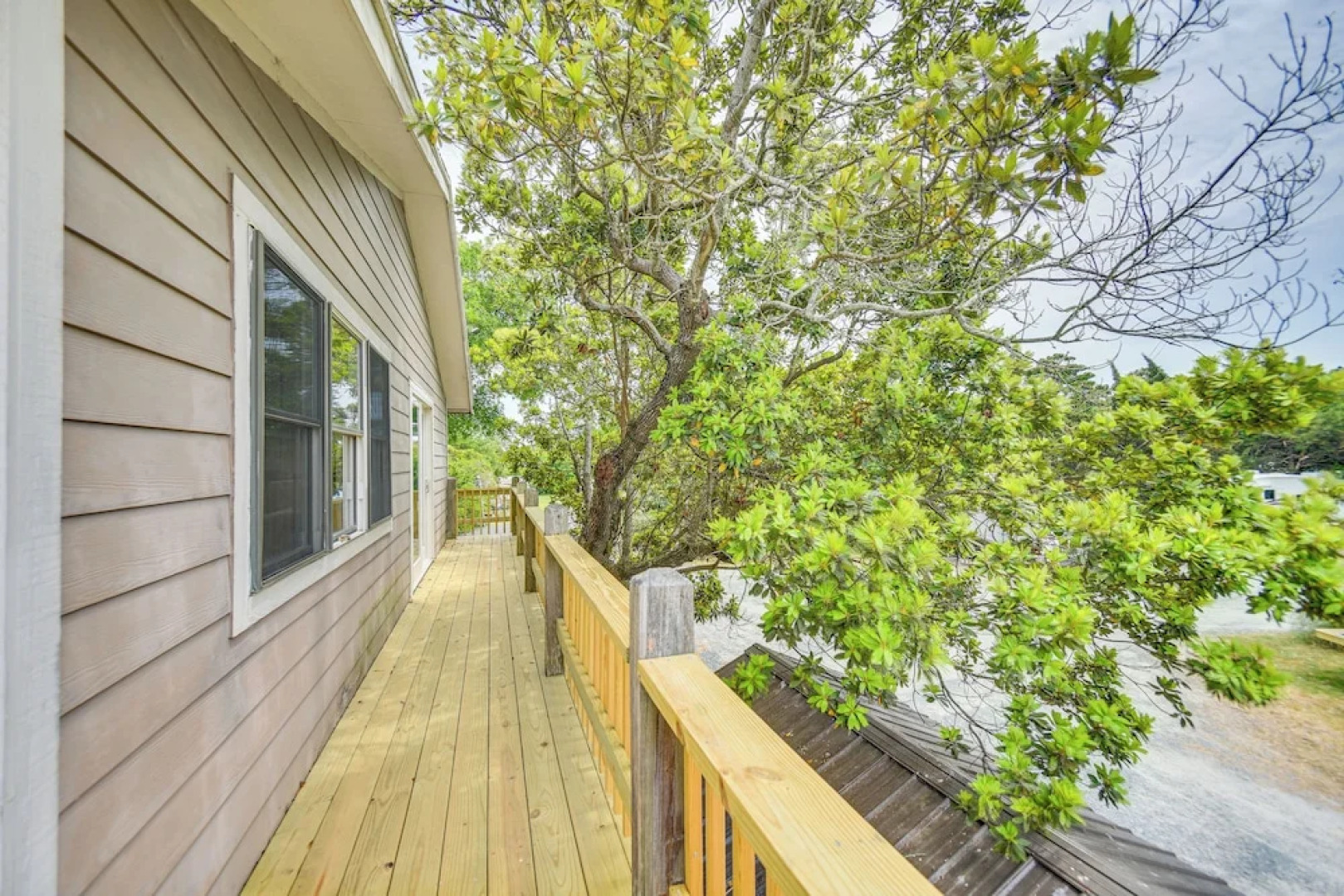 Pet-friendly Buxton Home w/ Balcony, 2 Mi to Beach