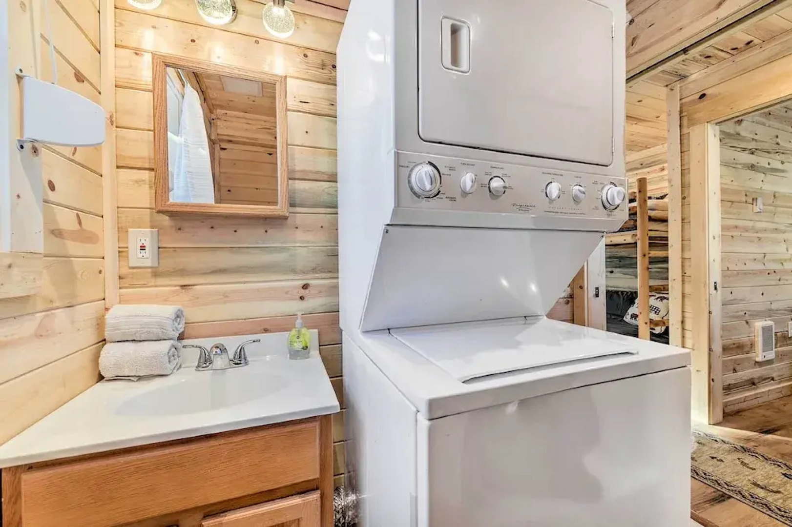 Cozy Island Park Cabin, 20 Mi to Yellowstone!