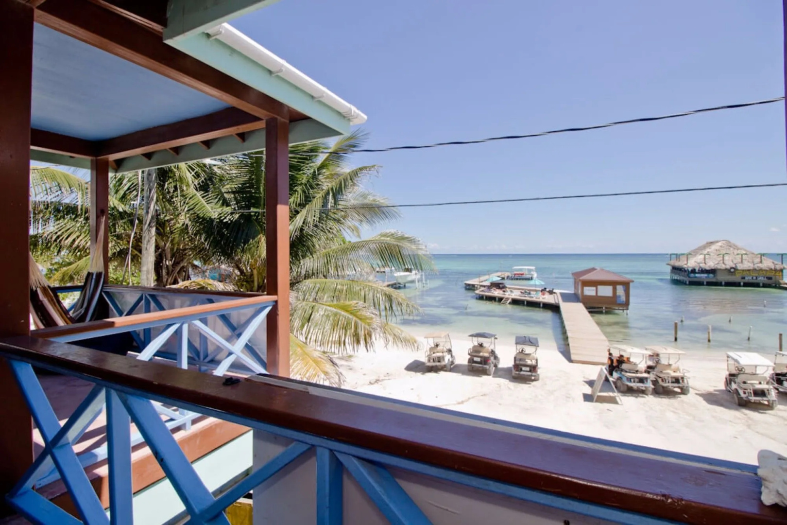 Sandbar Beachfront Hotel & Hostel