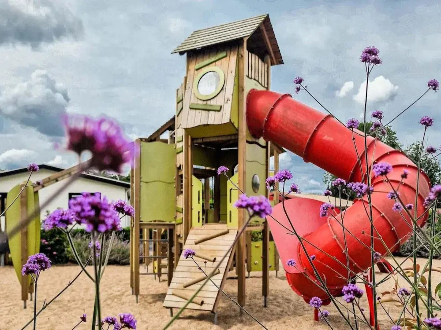 Chalet in a Holiday Park, 18 km. From Rotterdam