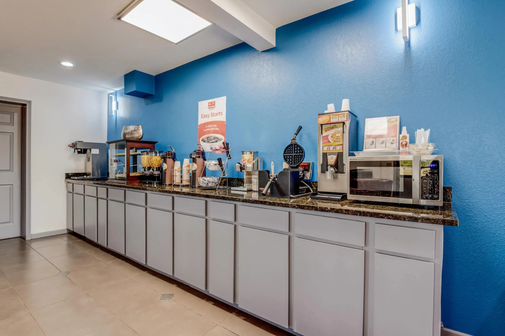 Econo Lodge Inn & Suites