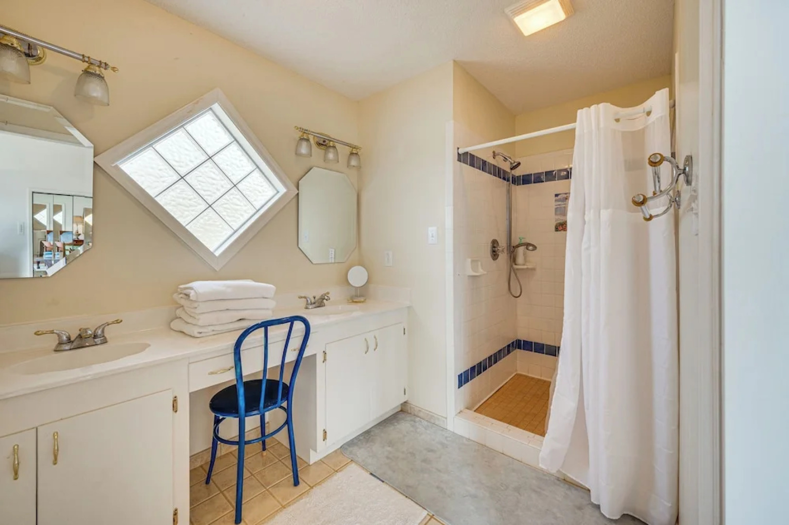 Lakefront Troutman House w/ Spectacular Sunsets!