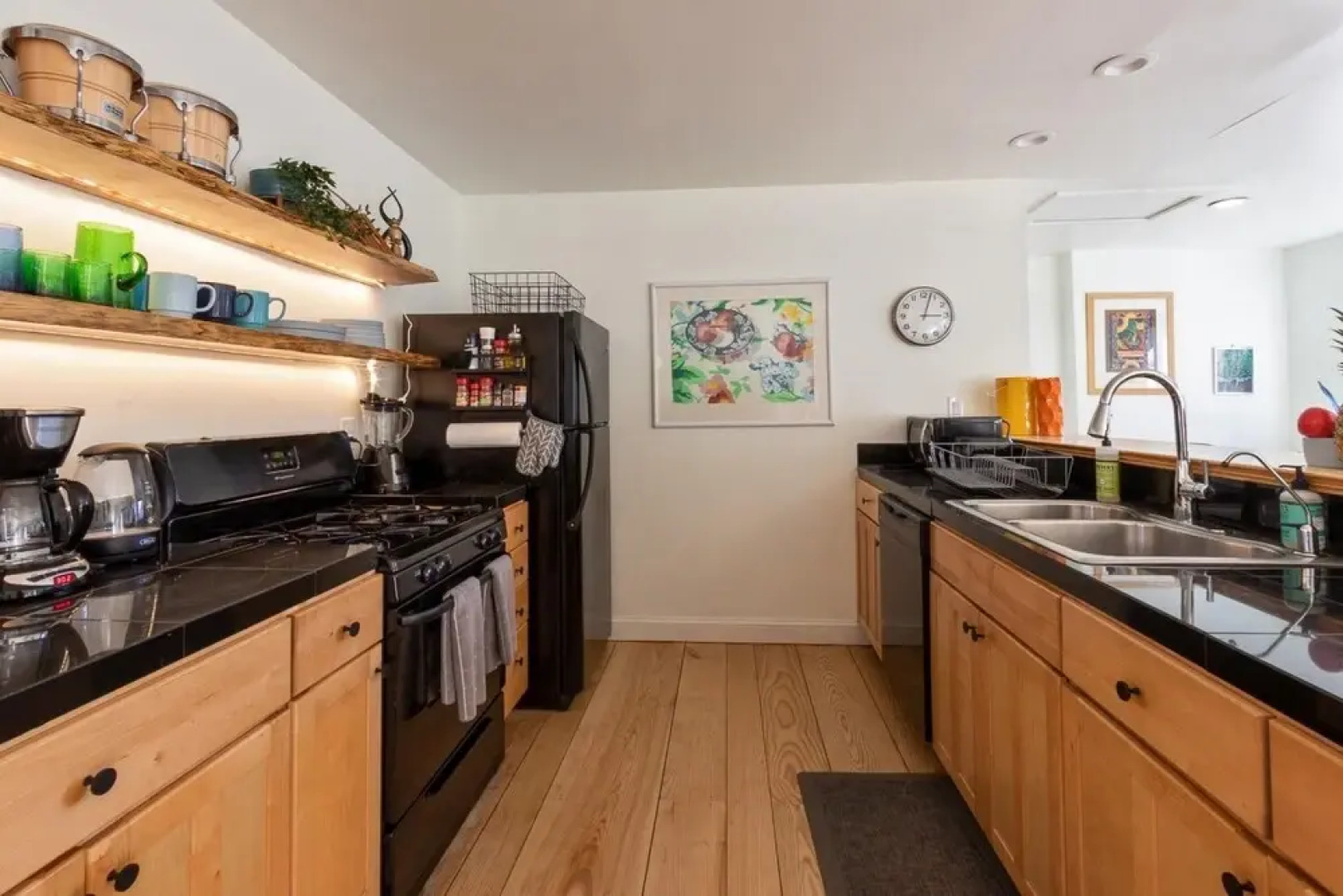 Mountain Retreat w hot tub Near Waterfalls