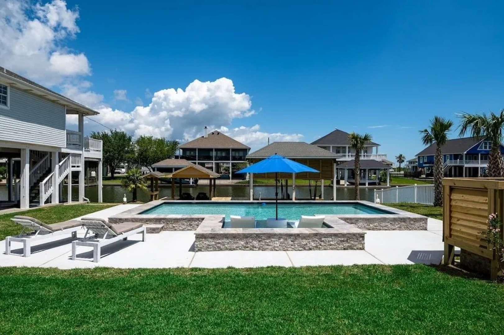 Bolivar Slam 3 Bedroom Home by RedAwning