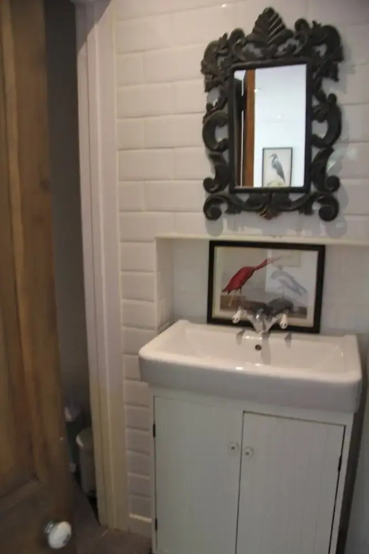 Woodlands Cozy Cottage in Gerrards Cross, Sleeps 2