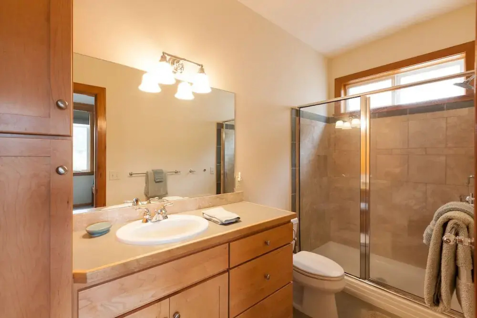 Columbia West 3 Bedroom Condo by RedAwning