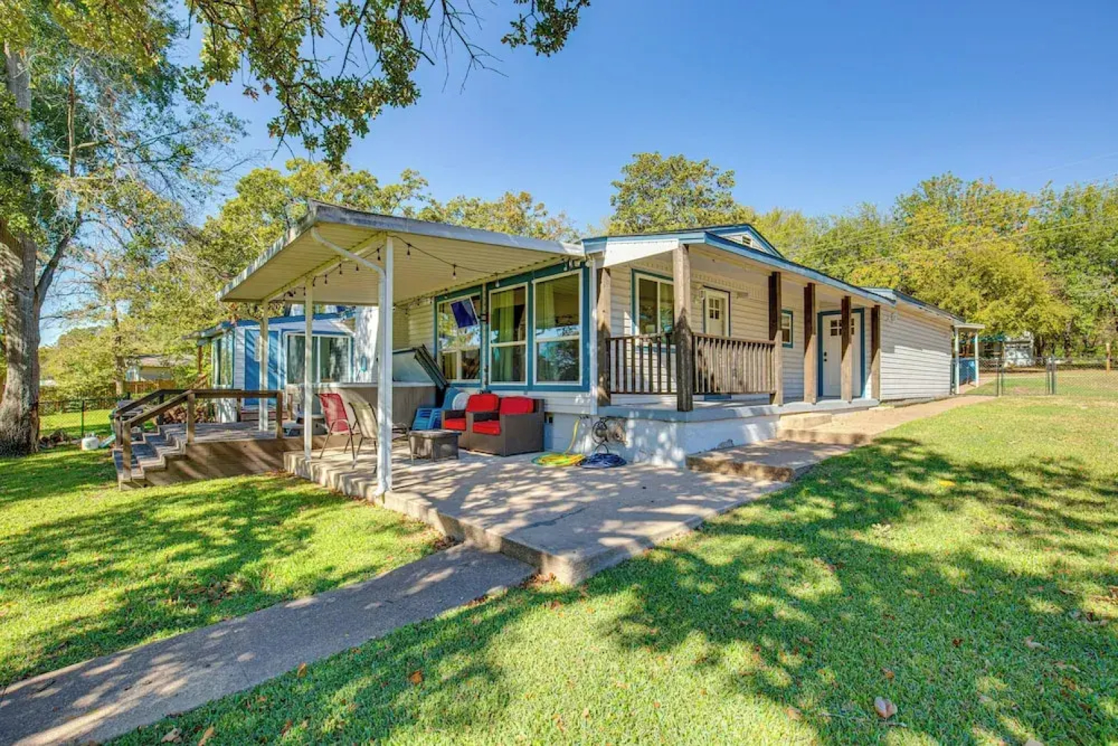 Waterfront Retreat w/ Hot Tub in Gun Barrel City!