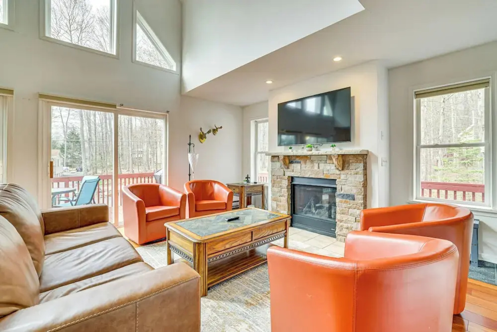 Hot Tub + Decks: Tree-lined Retreat in Pocono Lake