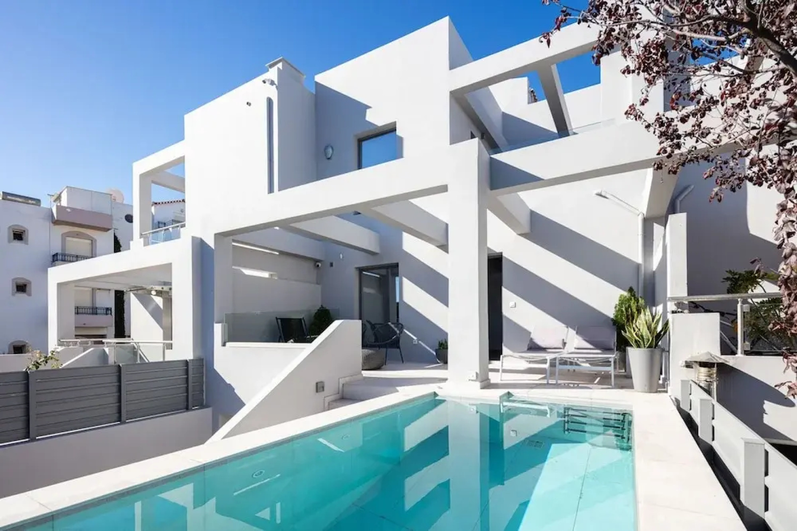 Akonizia Luxury House - With Private Swimming Pool