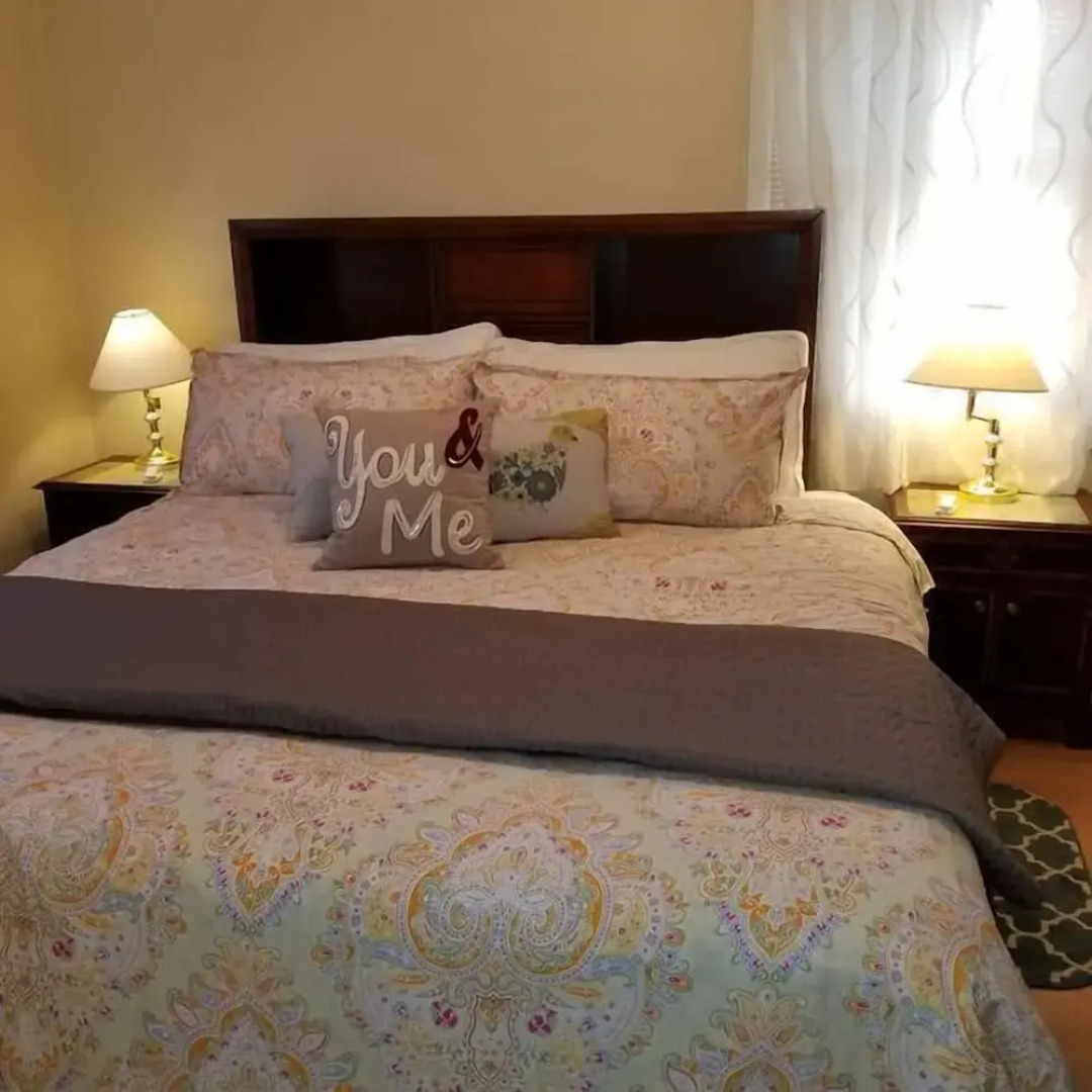 Lovely 1 King Bed- Walk Downtown Pet Ok