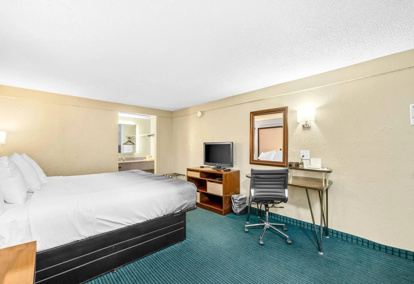 Super 8 by Wyndham Lantana West Palm Beach