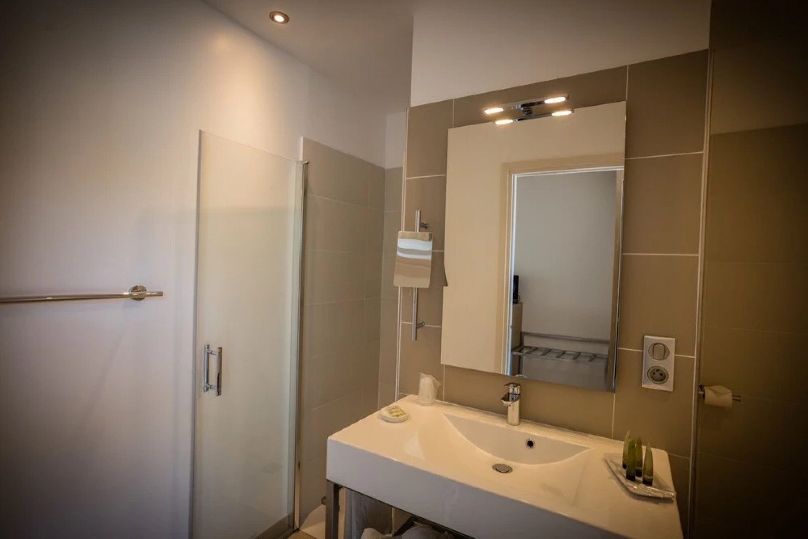 Hotel De La Pyramide