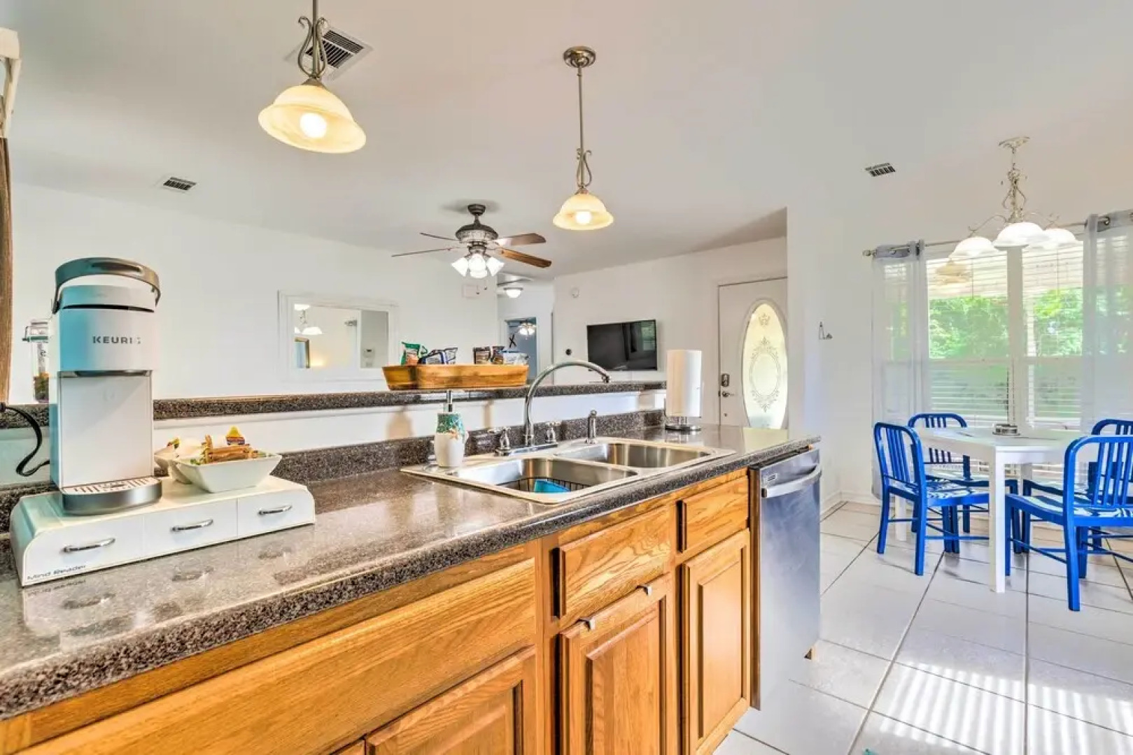 Secluded 'La Mer Cottage' < 1 Mi to Beach!