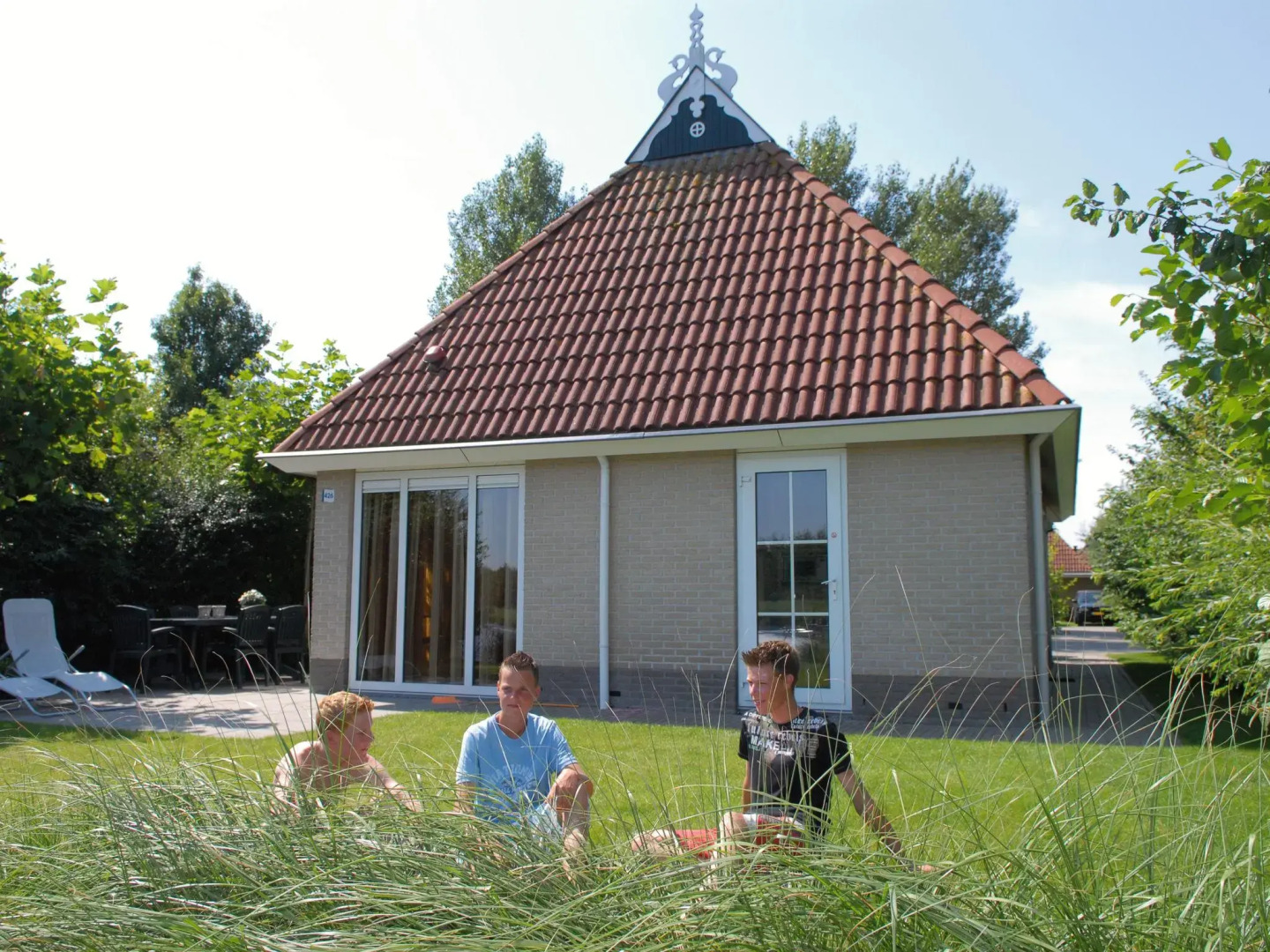 Detached bungalow with whirlpool and solarium, in nature