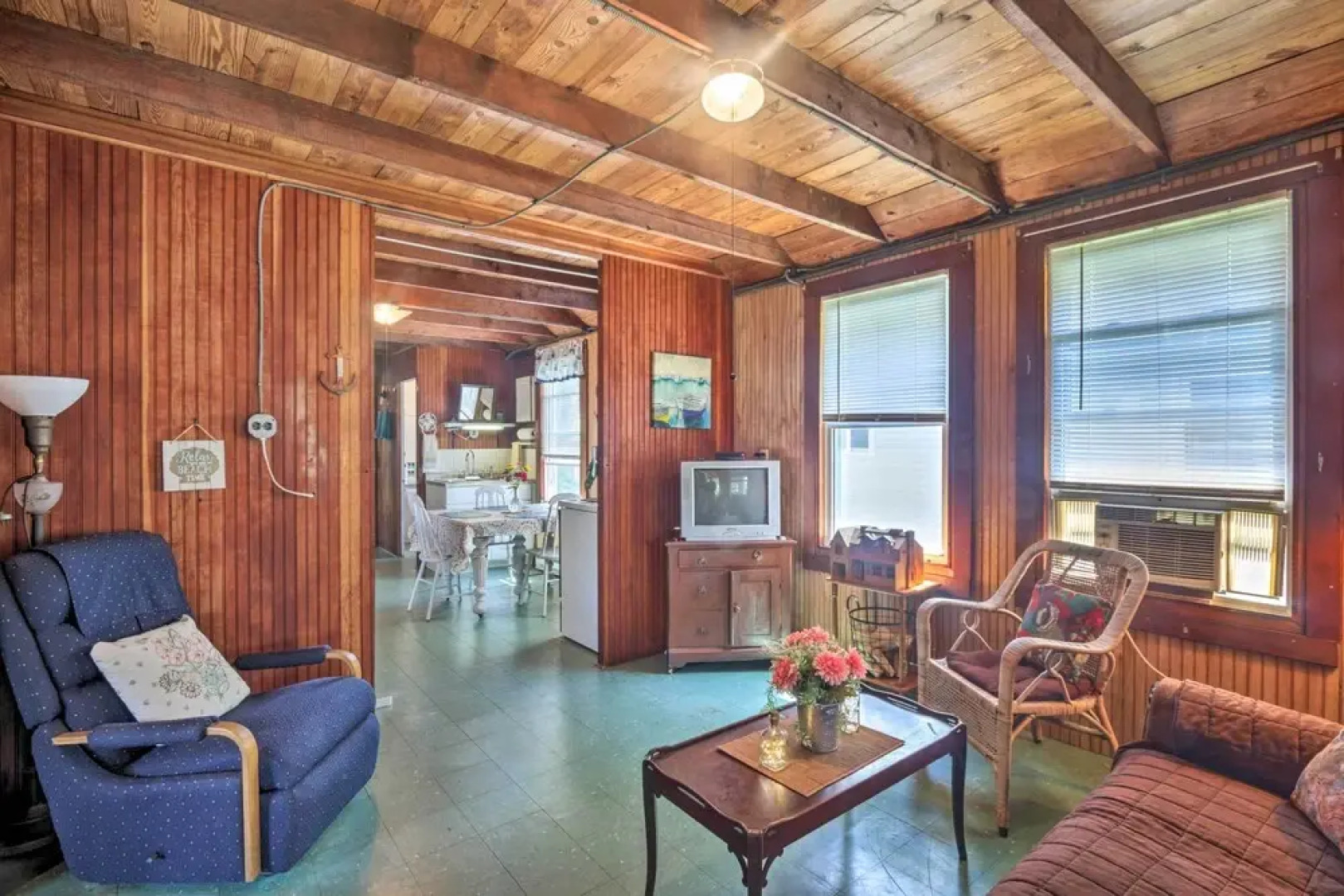 'grandma's Cottage' w/ Sunroom: Walk to Beach