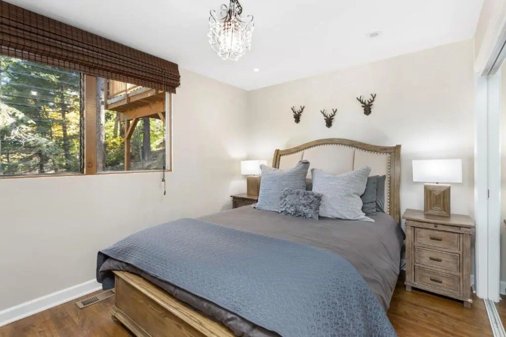Snowflower Cabin Modern Luxe, 2 Level, 1500 sqft, AC, View, Dogs, Walk to Village